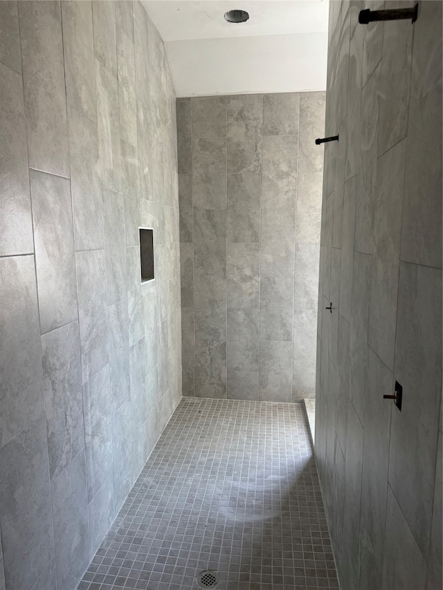 bathroom featuring a tile shower