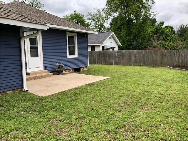 view of yard featuring a patio area