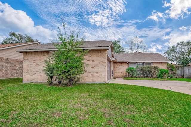 view of front of property featuring a front yard