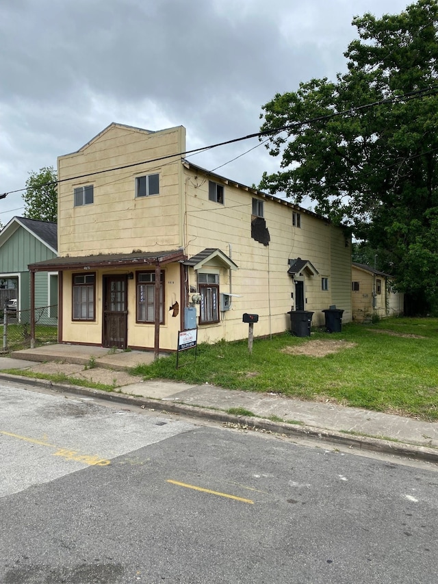 view of front facade with a front lawn