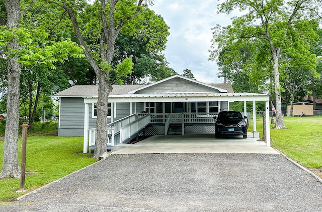 view of front of home with a carport and a front yard