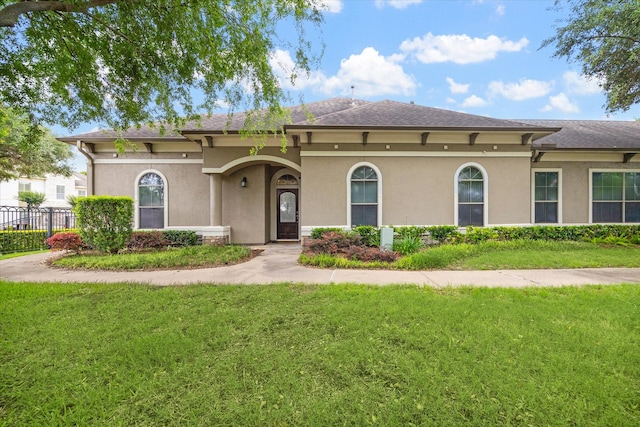 view of front of home featuring a front lawn