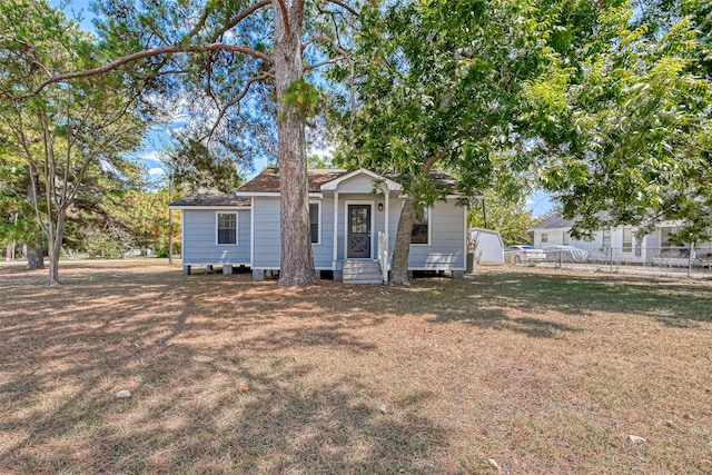 view of front of property featuring a front yard