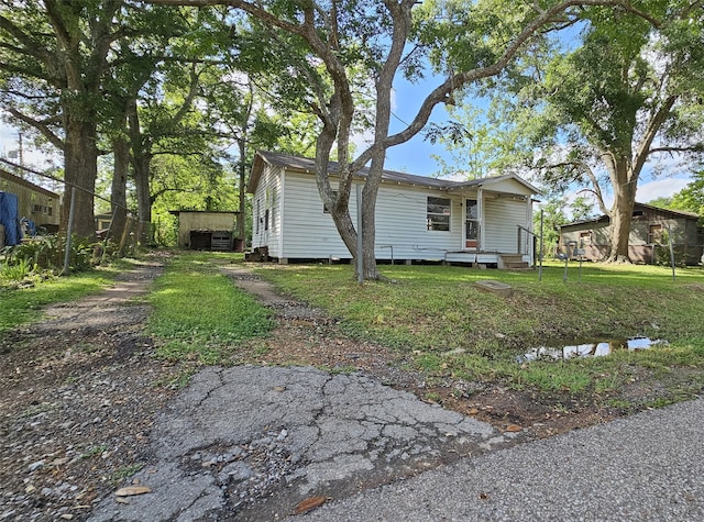 view of front facade with a front lawn