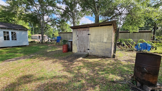 view of yard featuring a storage shed