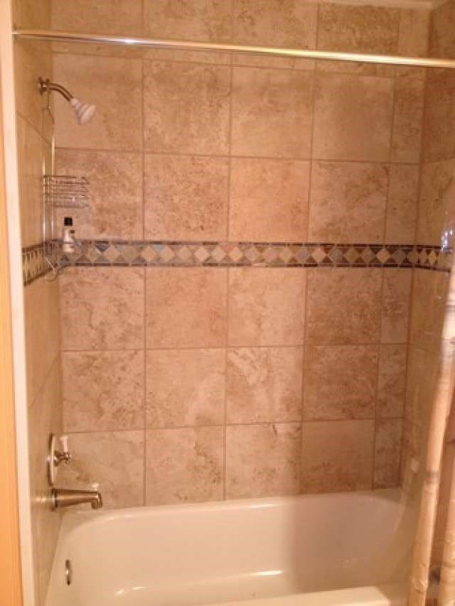 bathroom with tiled shower / bath combo