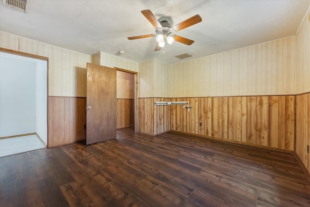 unfurnished bedroom featuring dark wood-type flooring, a closet, and ceiling fan