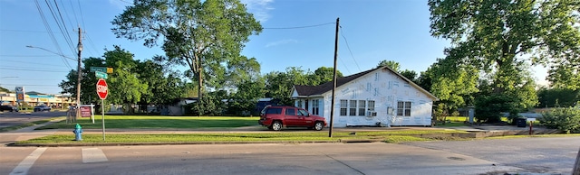 view of front facade featuring a front lawn