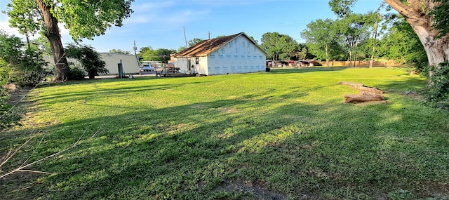 view of yard with an outdoor structure