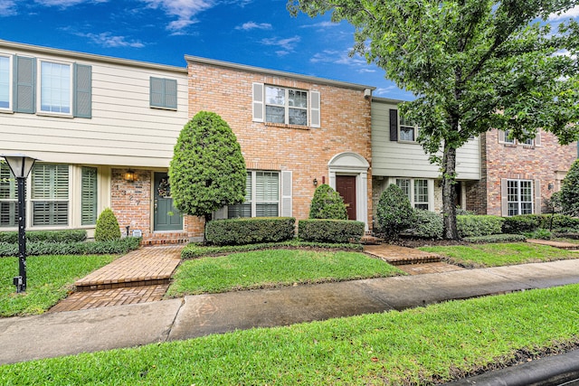 1329 Fountain View Dr Unit 135, Houston, TX 77057 - view of front of home featuring a front lawn