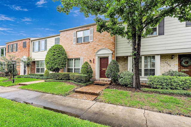 1329 Fountain View Dr Unit 135, Houston, TX 77057 - view of front of home with a front yard