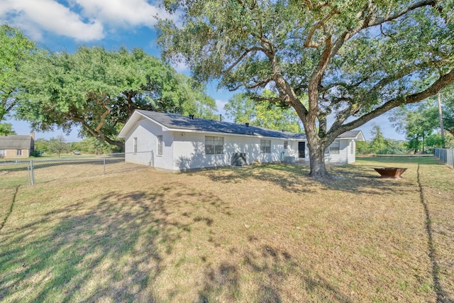 view of front of house with a front lawn