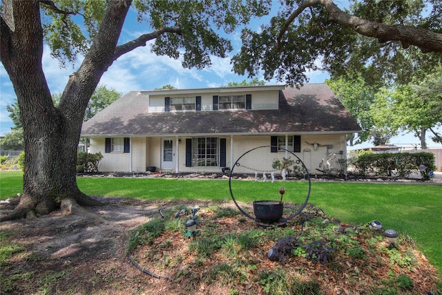 view of front of house featuring a front lawn