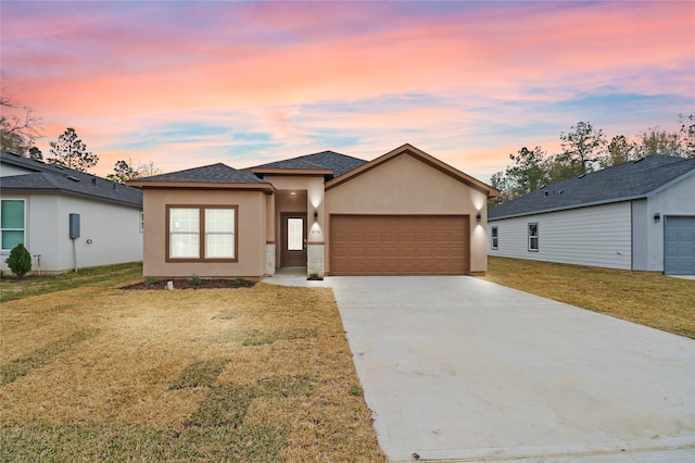 view of front facade featuring a yard and a garage