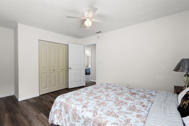 bedroom with dark hardwood / wood-style flooring, ceiling fan, and a closet