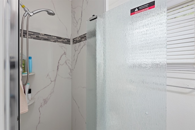 bathroom featuring tiled shower