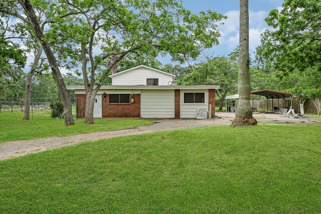 view of front of property featuring a carport and a front yard