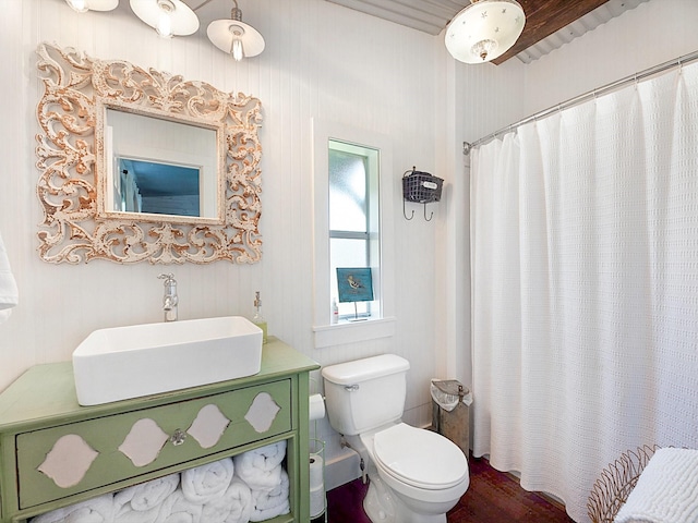 bathroom with a shower with curtain, vanity, and toilet