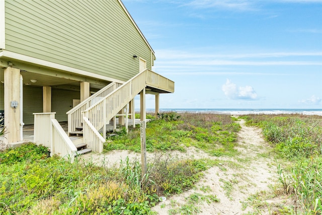 view of yard featuring a water view