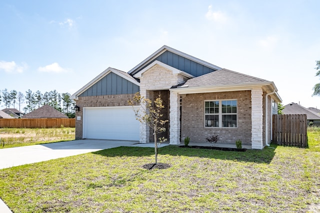 view of front of home featuring a front lawn