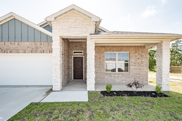 view of front of house featuring a front yard and a garage