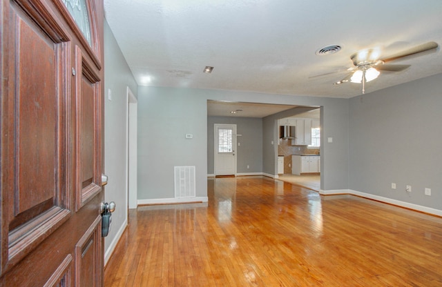 unfurnished room featuring light wood-type flooring and ceiling fan