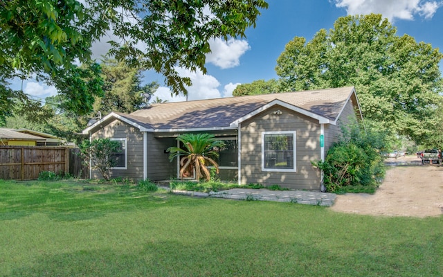 view of front facade featuring a front yard