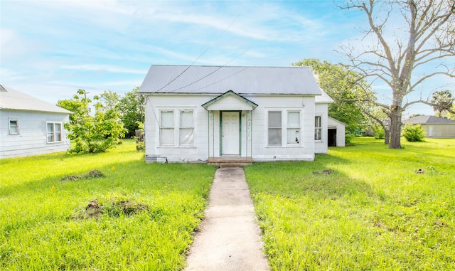 view of front facade featuring a front lawn