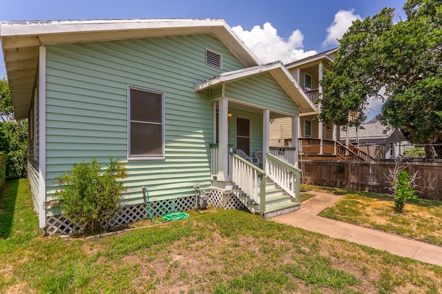 view of front of property featuring a porch and a front yard