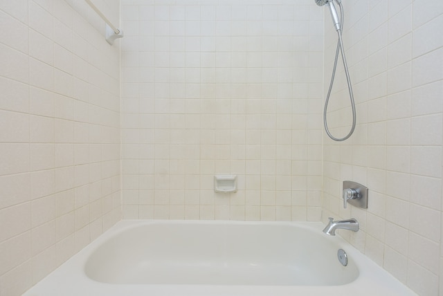 bathroom with tiled shower / bath