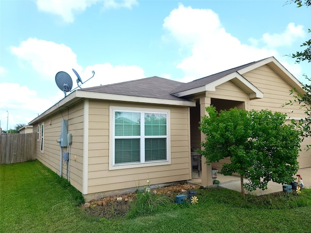 view of front facade with a front lawn