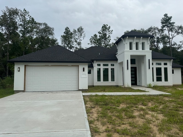 view of front facade featuring a front lawn