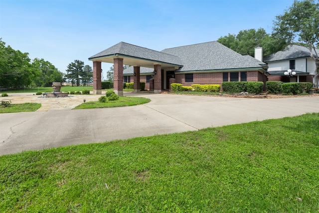 view of front facade featuring a front lawn