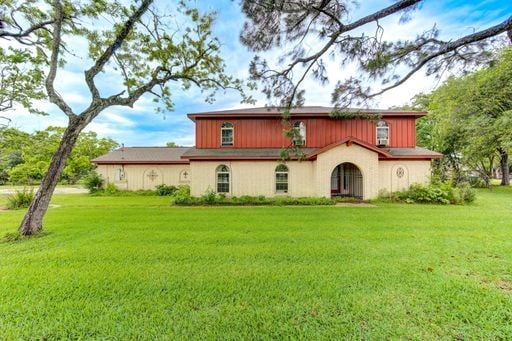 view of front of property featuring a front lawn