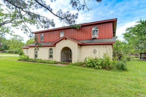 view of front of home featuring a front lawn