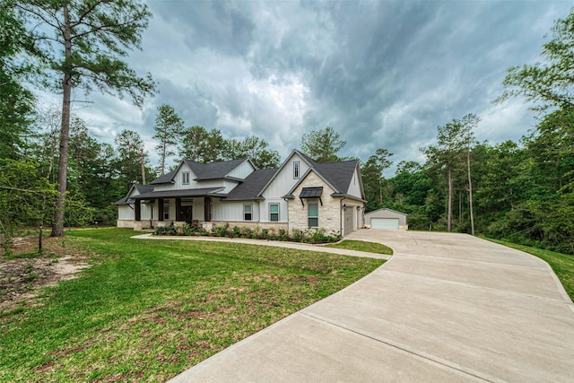 view of front of property featuring a front yard