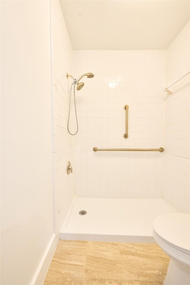 15830 Whipple Tree Dr, Houston, TX 77070 - bathroom featuring tiled shower, toilet, and baseboards