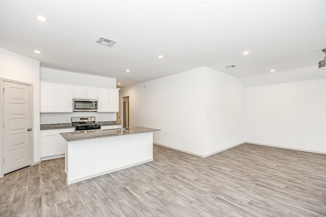 kitchen with appliances with stainless steel finishes, a center island with sink, light hardwood / wood-style floors, white cabinetry, and sink