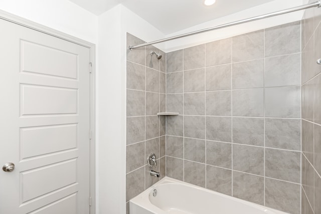 bathroom featuring tiled shower / bath