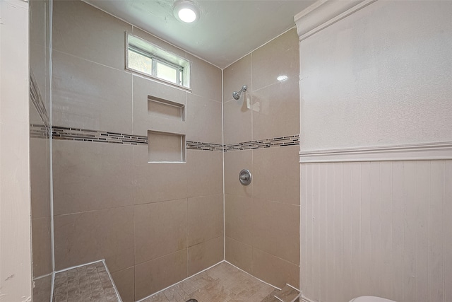 bathroom featuring a tile shower