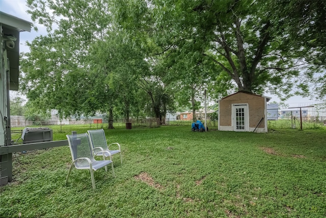 view of yard featuring an outdoor structure