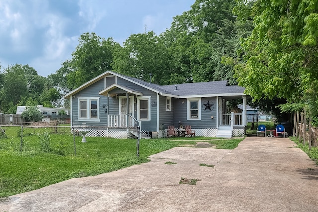 view of front of property featuring covered porch and a front yard