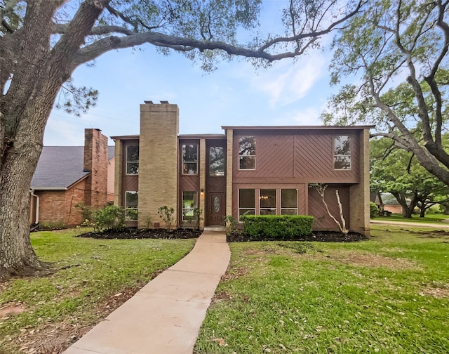 view of front of home featuring a front yard