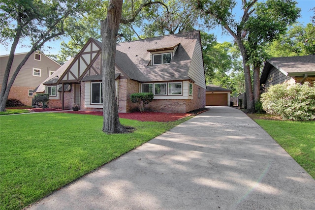 view of front facade featuring a garage and a front yard