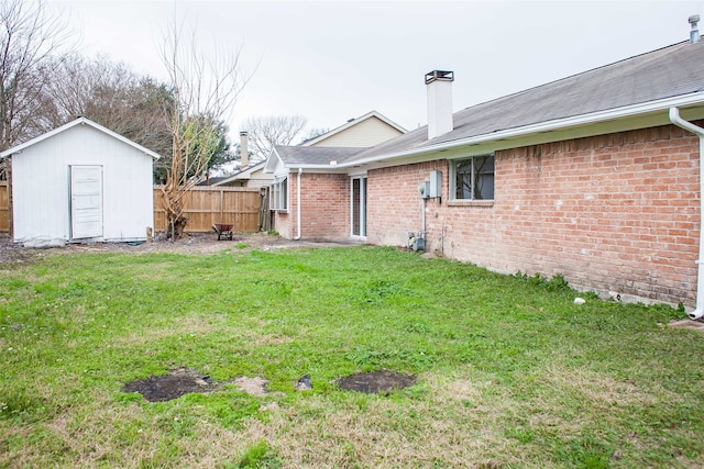 view of yard featuring a storage unit