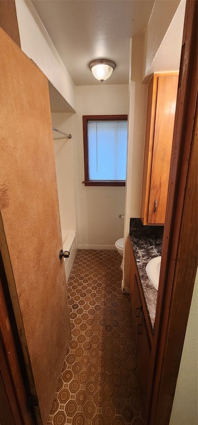 full bathroom featuring vanity, toilet, and shower with separate bathtub