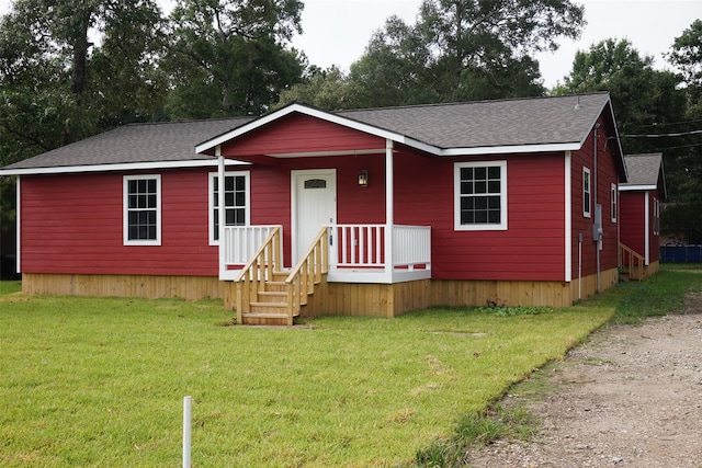 manufactured / mobile home featuring a front lawn