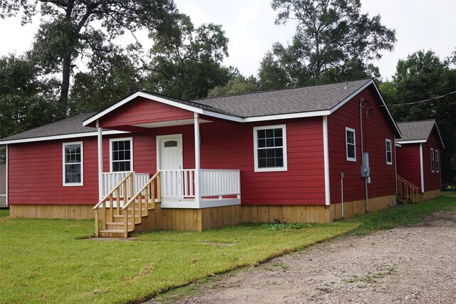 manufactured / mobile home with a front lawn