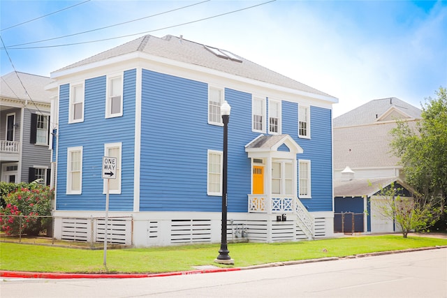 view of front of home featuring a front lawn