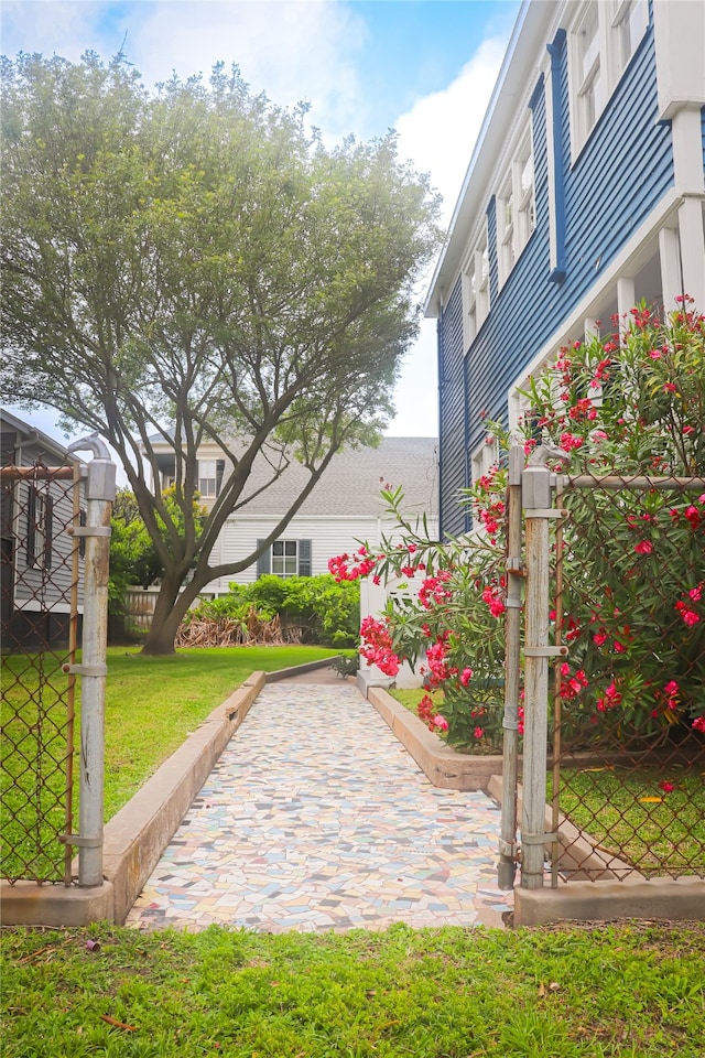 view of property's community featuring a lawn